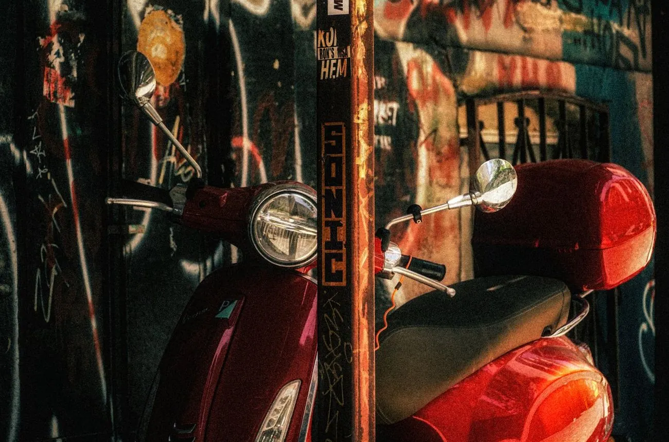 Scooter rouge garé dans une rue