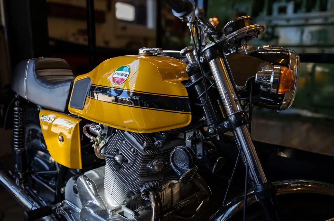 Réservoir jaune et moteur bicylindre d'une moto Laverda ancienne