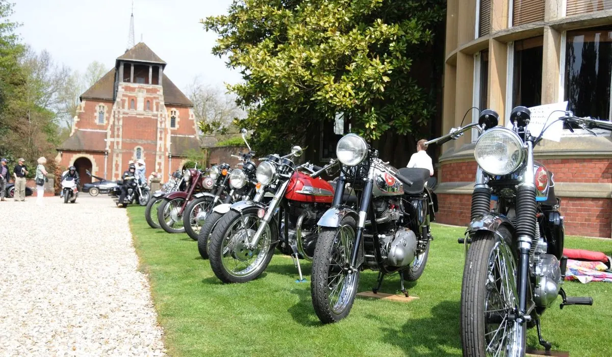 Motos anciennes exposées sur une pelouse lors d'un rassemblement