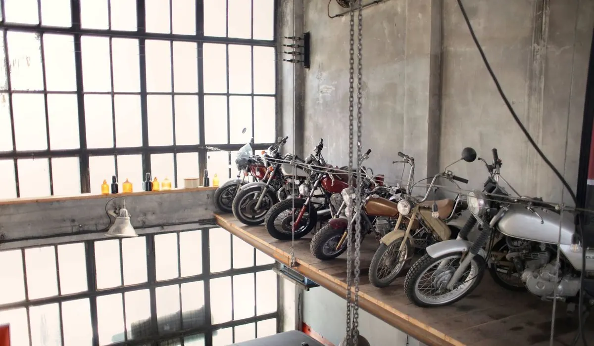Motos anciennes alignées dans un atelier