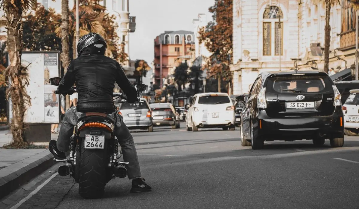 Motard sur une moto dans une rue de ville