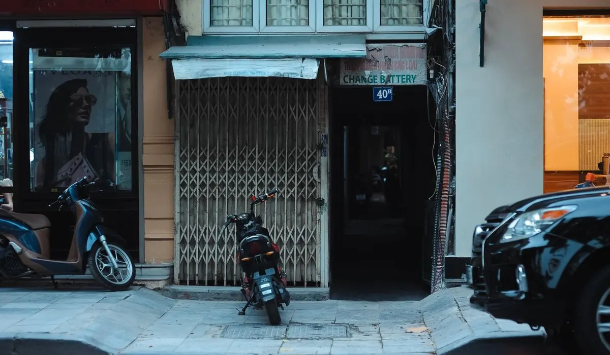Scooter garé devant une boutique dans une rue
