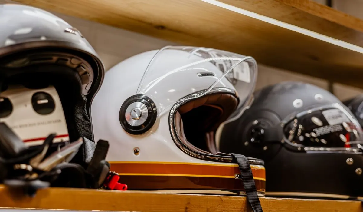 Casques de moto alignés sur une étagère en boutique