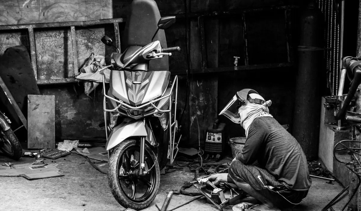Mécanicien qui répare un deux-roues dans un atelier