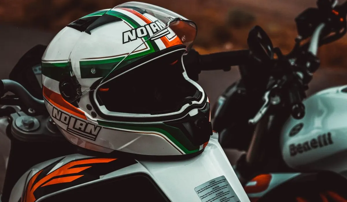 Casque de moto posé sur le réservoir