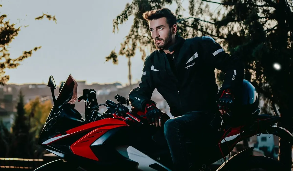 Motard en blouson de protection assis sur une moto sportive