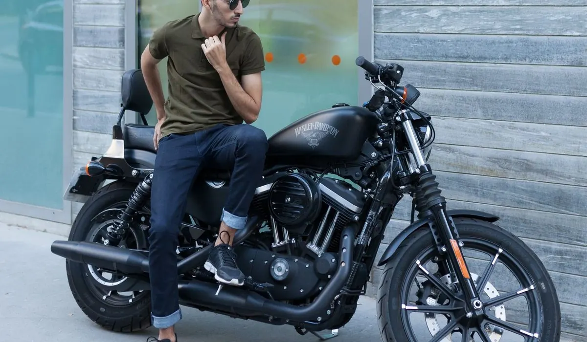 Motard assis sur une moto custom noire