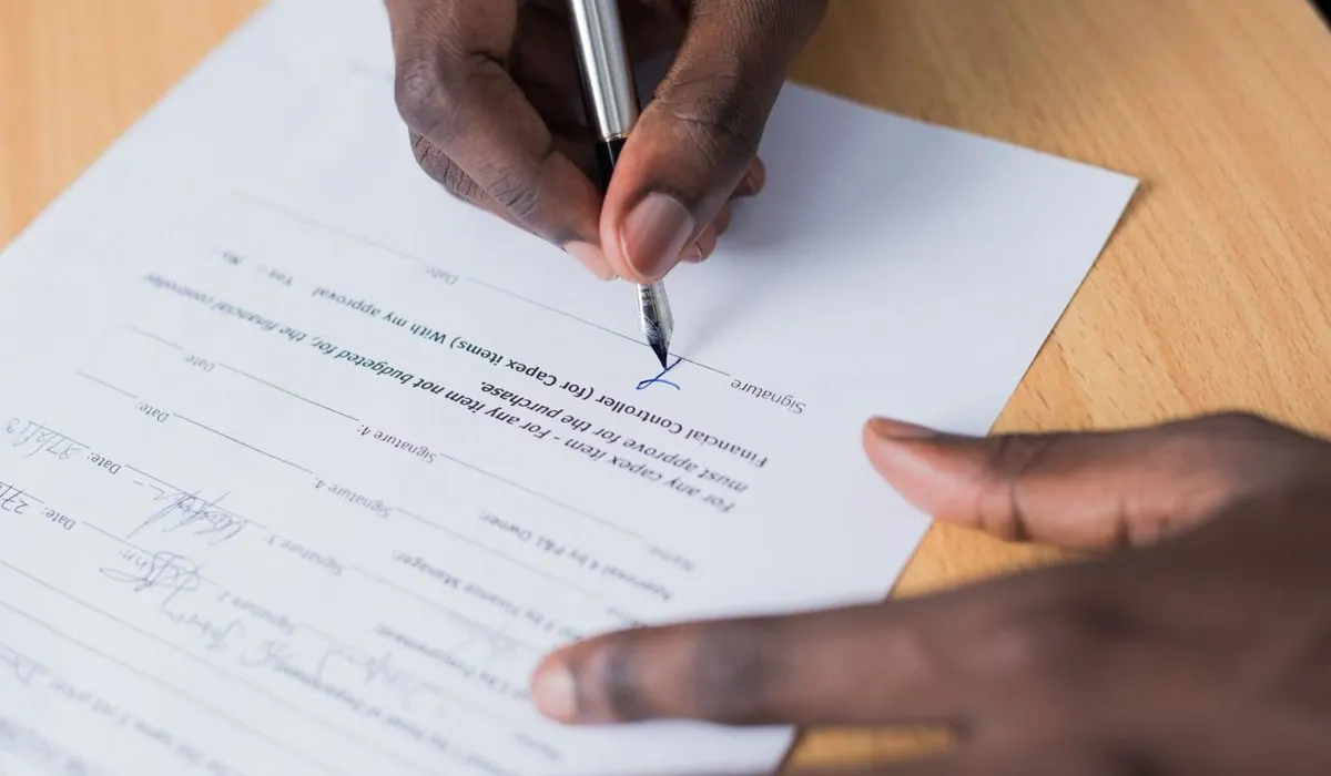 Signature d'un contrat sur une table